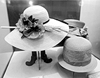 Cappelli di paglia in mostra (foto Bedessi)